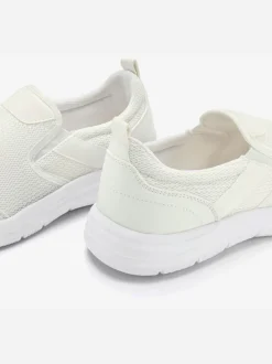 Baskets sneakers basiques confortables à enfiler avec talon légèrement rembourré pour un confort optimal
