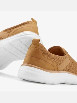 Baskets sneakers basiques confortables à enfiler avec talon légèrement rembourré pour un confort optimal
