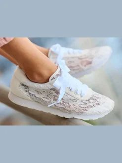 Baskets sneakers d'été légères avec dentelle tendance, effet légèrement transparent