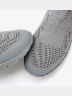 Baskets sneakers légères à enfiler grâce aux matières élastiques pour un confort absolu