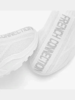 Baskets sneakers qui épousent parfaitement le pied grâce à la matière textile douce très confortable