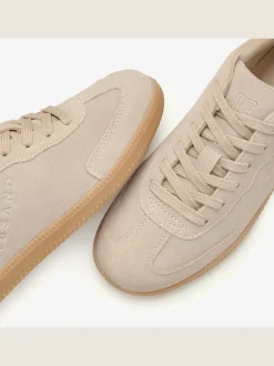 Baskets sneakers tendance en cuir velours de qualité, très confortables grâce au talon légèrement rembourré