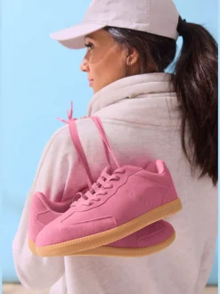 Baskets sneakers tendance en cuir velours de qualité, très confortables grâce au talon légèrement rembourré