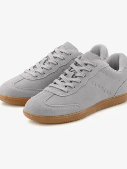 Baskets sneakers tendance en cuir velours de qualité, très confortables grâce au talon légèrement rembourré
