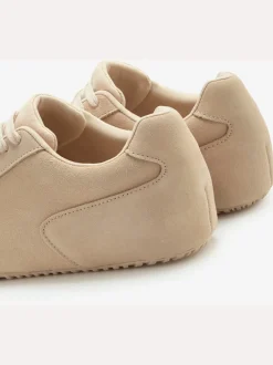 Baskets trotteurs tendance avec semelle légère et imitation daim élégante
