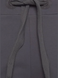 Bermudas en matière douce avec ceinture et poches pratiques