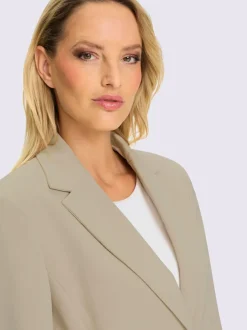 Blazers avec col à revers et coutures structurantes raffinées