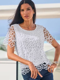 Blouse en dentelle avec col rond et manches courtes