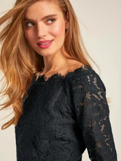 Blouse en dentelle raffinée à manches trois quarts