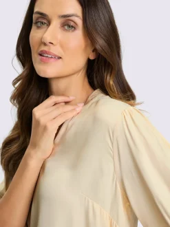 Blouse féminine à manches bouffantes et col montant