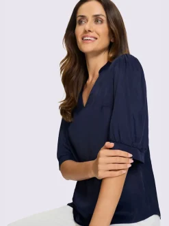 Blouse féminine à manches bouffantes et col montant