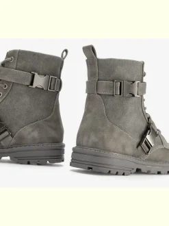 Bottines tendance avec boucles décoratives pour un look décontracté