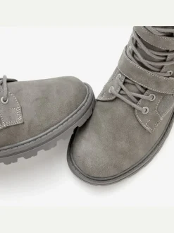 Bottines tendance avec boucles décoratives pour un look décontracté