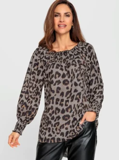 Chemisier ample à motif animal créant un look décontracté