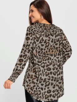 Chemisier ample à motif animal créant un look décontracté