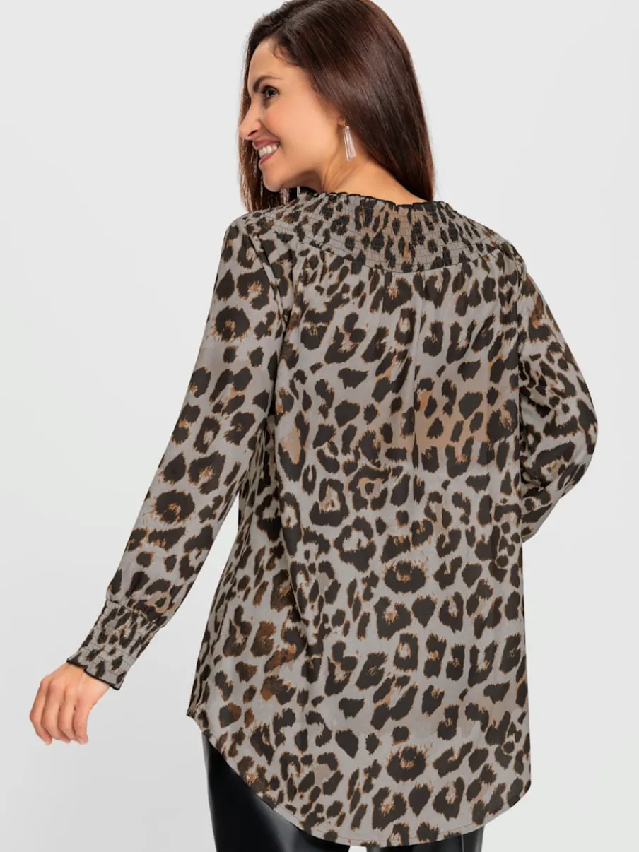 Chemisier ample à motif animal créant un look décontracté