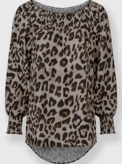 Chemisier ample à motif animal créant un look décontracté