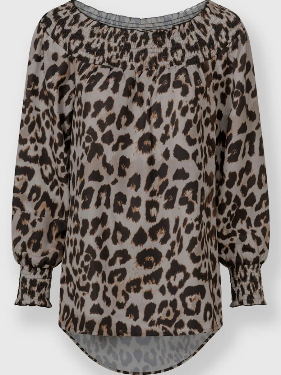 Chemisier ample à motif animal créant un look décontracté