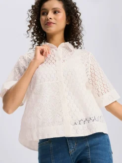 Chemisier en dentelle avec col chemise et manches courtes