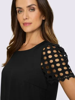 Chemisier manches courtes en broderie ajourée transparente