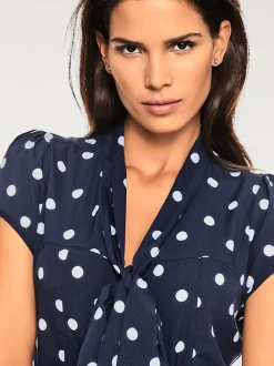 Chemisier à pois avec lavallière et manches courtes