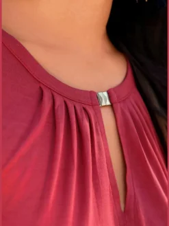 Débardeur à encolure fendue et boucle décorative en viscose