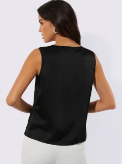 Débardeur en satin avec encolure en dentelle raffinée.