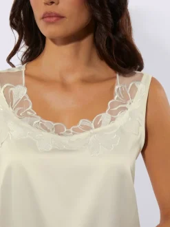 Débardeur en satin avec encolure en dentelle raffinée.