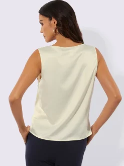 Débardeur en satin avec encolure en dentelle raffinée.