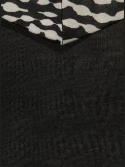 Déshabillé court avec bordure contrastée à motifs sur l'encolure en v