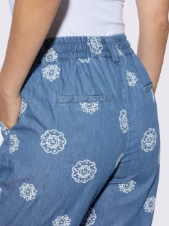 Jean avec broderie florale et poches latérales confortables