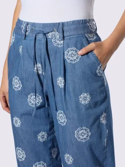 Jean avec broderie florale et poches latérales confortables