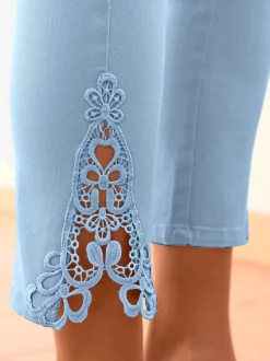 Jean 7/8 avec empiècements en dentelle raffinée latéraux