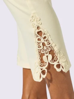 Jean 7/8 avec empiècements en dentelle raffinée latéraux
