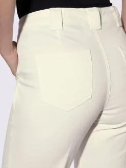 Jean bootcut avec poches plaquées et plis flatteurs