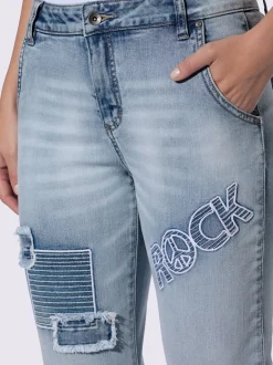 Jean boyfriend avec empiècements et inscriptions brillantes