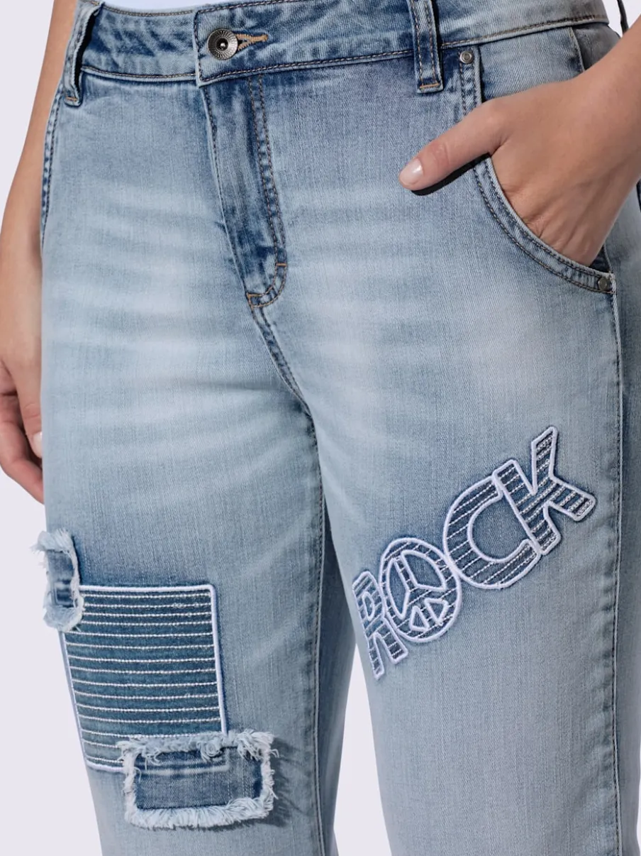 Jean boyfriend avec empiècements et inscriptions brillantes