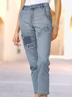 Jean boyfriend avec empiècements et inscriptions brillantes