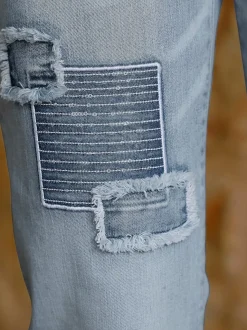 Jean boyfriend avec empiècements et inscriptions brillantes