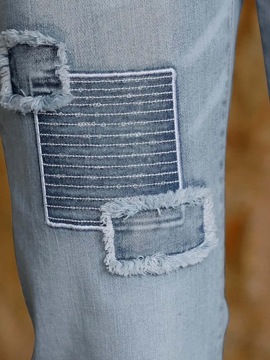 Jean boyfriend avec empiècements et inscriptions brillantes