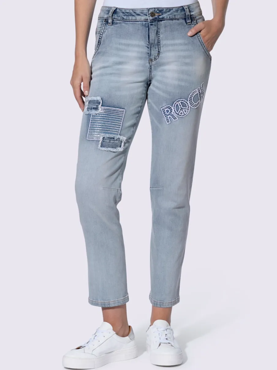 Jean boyfriend avec empiècements et inscriptions brillantes