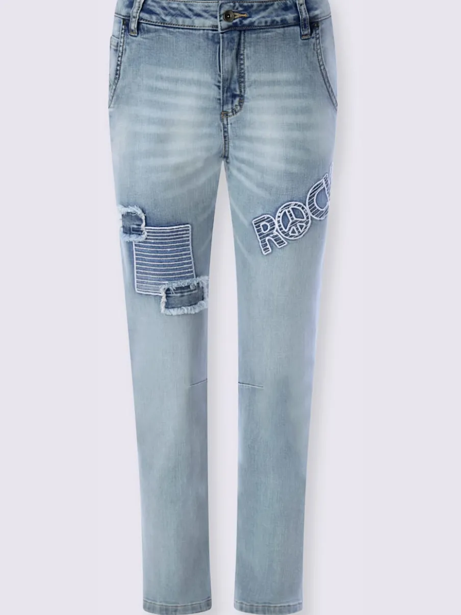 Jean boyfriend avec empiècements et inscriptions brillantes