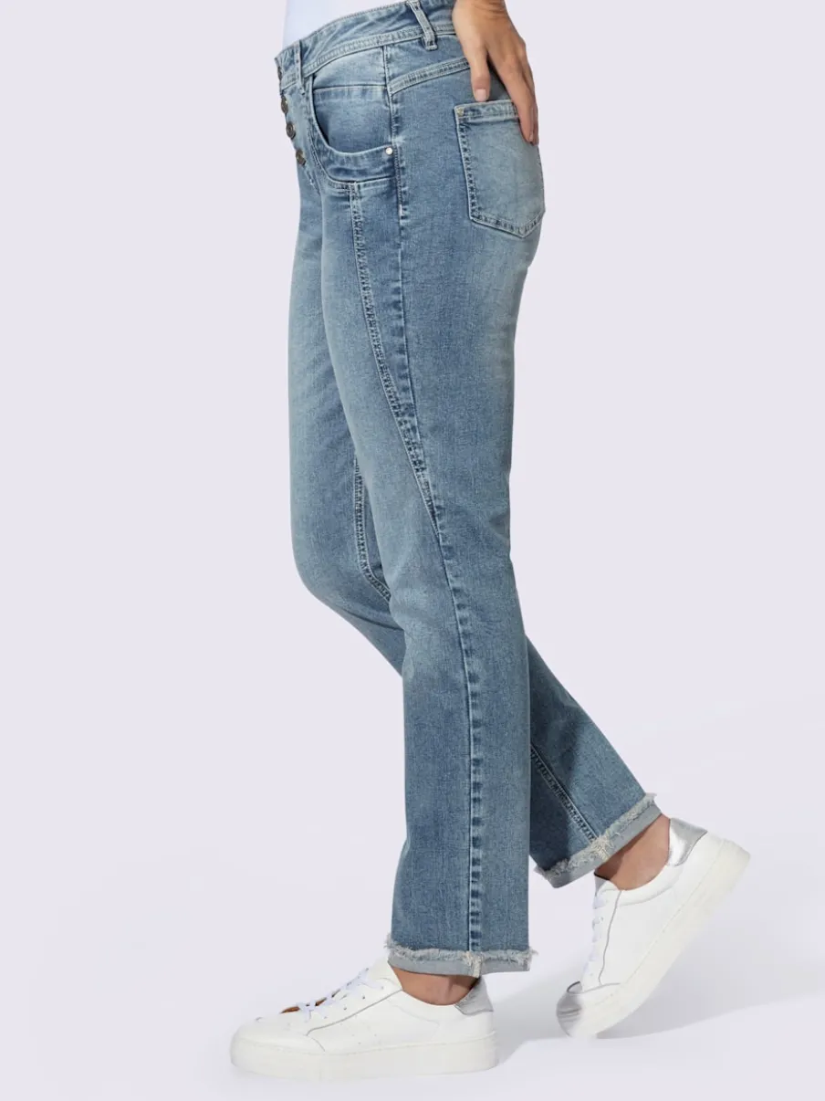 Jean boyfriend avec patte de boutonnage et franges