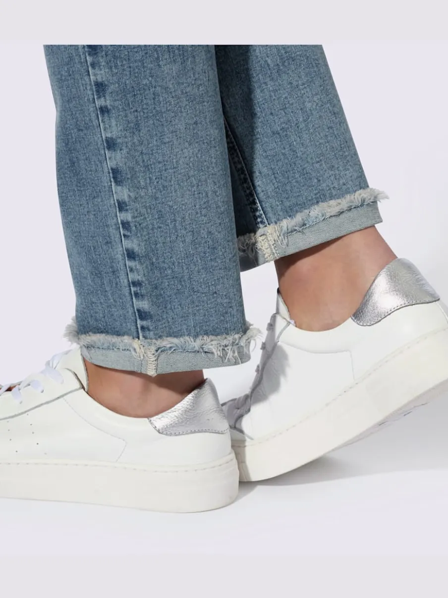 Jean boyfriend avec patte de boutonnage et franges