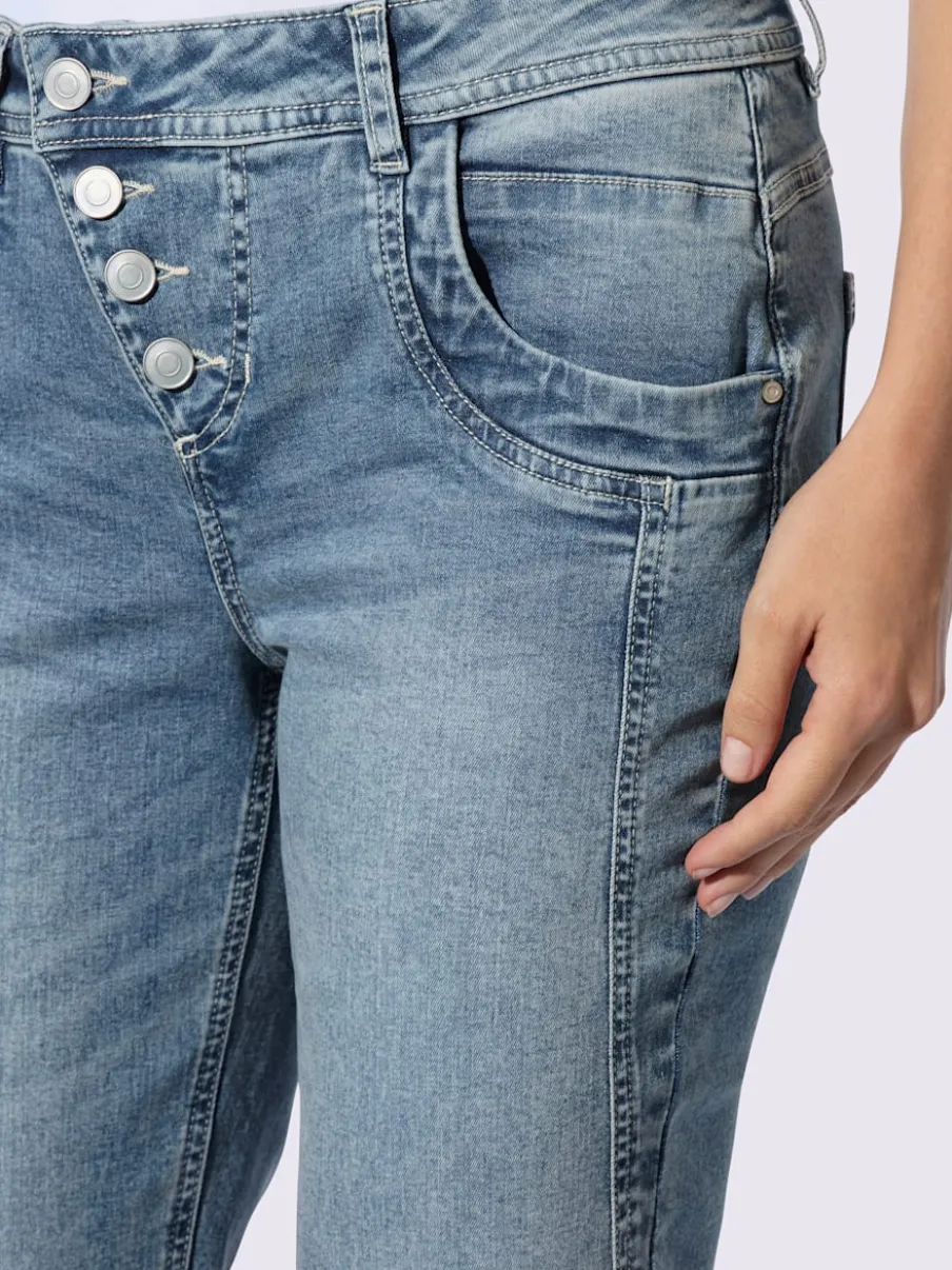 Jean boyfriend avec patte de boutonnage et franges