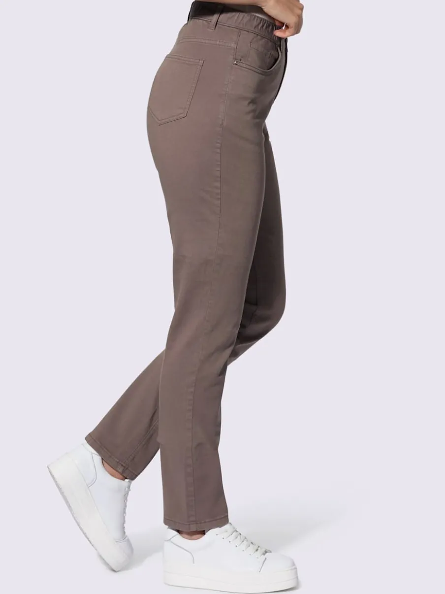 Jean coupe classique avec cinq poches et ceinture élastique