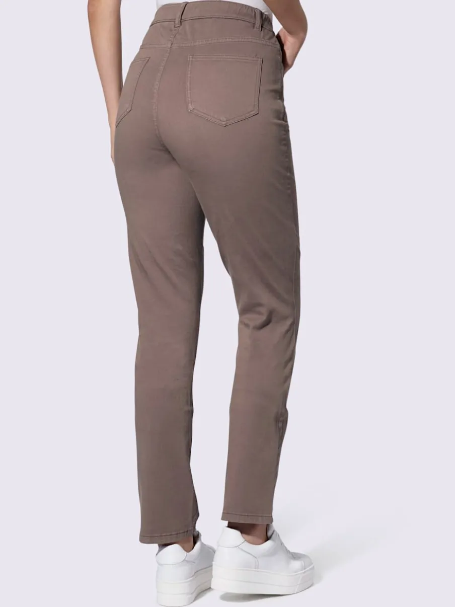Jean coupe classique avec cinq poches et ceinture élastique