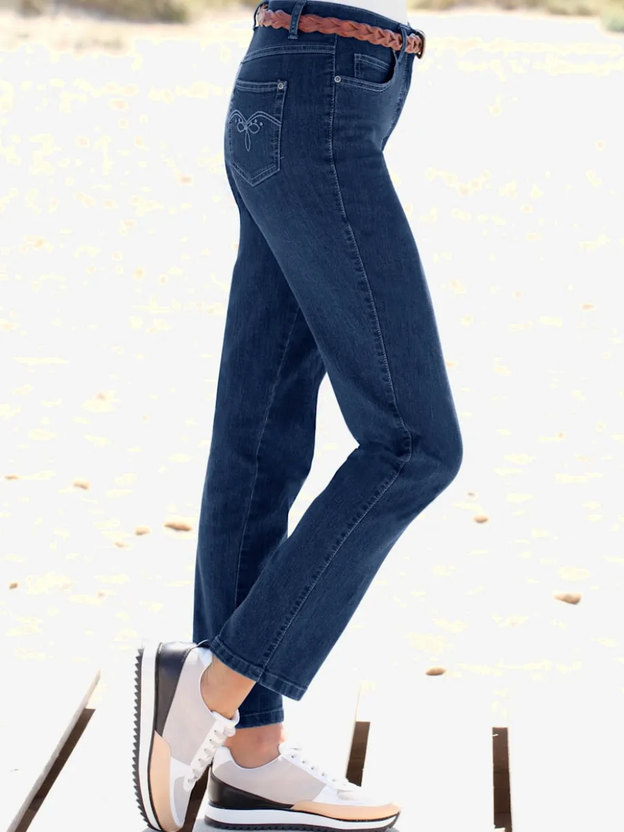 Jean à coupe élancée avec broderie sur poches arrière