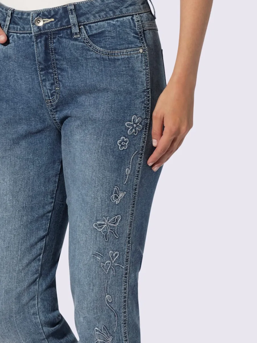 Jean décontracté avec broderies et motif papillon