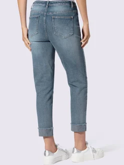 Jean denim doux avec bijoux fantaisie et revers.